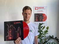 Portrait von Philipp Püschel mit der Jazzlab Compilation als rote Vinyl
